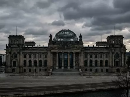 Das Reichstagsgebäude in Berlin unter einem bewölkten Himmel, symbolisch für politische Entscheidungen im Bundeshaushalt. - Foto: über boerse-global.de