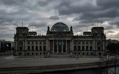 Das Reichstagsgebäude in Berlin unter einem bewölkten Himmel, symbolisch für politische Entscheidungen im Bundeshaushalt. - Foto: über boerse-global.de