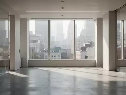 Ein minimalistischer, lichtdurchfluteter moderner Arbeitsraum mit weichem Tageslicht und einer urbanen Stadtlandschaft im Hintergrund. - Foto: über boerse-global.de