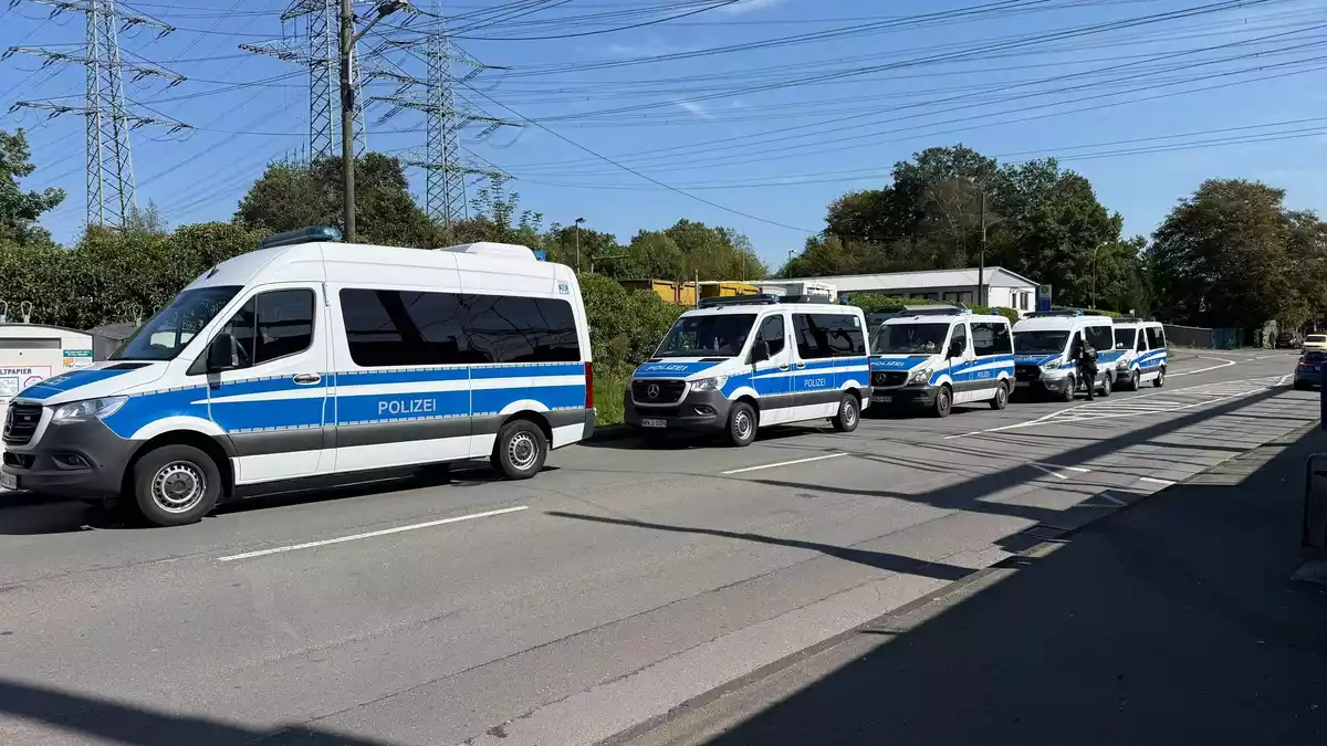 Nach einem Mann aus dem Ruhrgebiet wird weiter gesucht.  - Bild: --/Blaulicht-Solingen/dpa