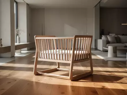 Ein minimalistisches hölzernes Kinderbett in einem lichtdurchfluteten, modernen Raum mit Parkettboden. - Foto: über boerse-global.de