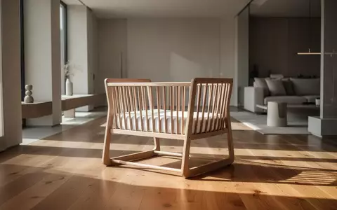 Ein minimalistisches hölzernes Kinderbett in einem lichtdurchfluteten, modernen Raum mit Parkettboden. - Foto: über boerse-global.de
