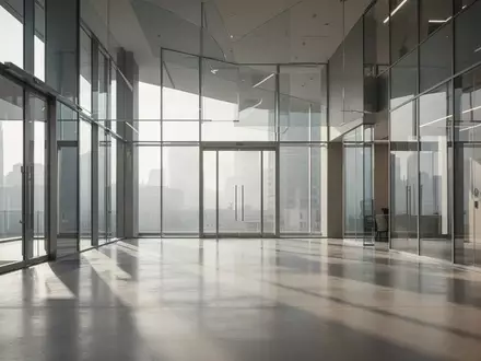 Ein minimalistisches, modernes Bürogebäude mit großen Glasfronten und einfallendem Tageslicht, das eine professionelle Atmosphäre vermittelt. - Foto: über boerse-global.de