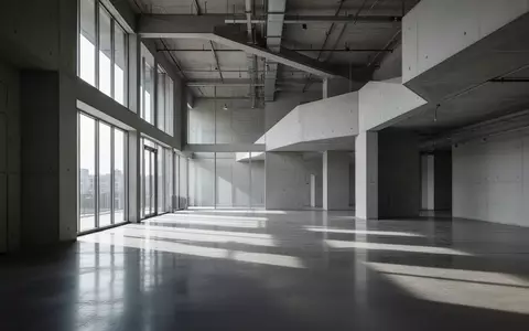 Modernes, minimalistisches Industriegebäude mit klaren Linien und natürlichem Lichteinfall auf Betonboden. - Foto: über boerse-global.de