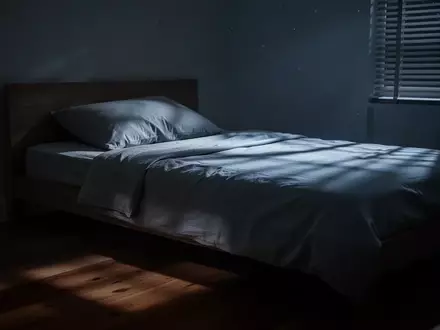 Ein unbesetztes Bett in einem schlafzimmer bei mondlicht, das eine ruhige und nachdenkliche atmosphäre ausstrahlt. - Foto: über boerse-global.de