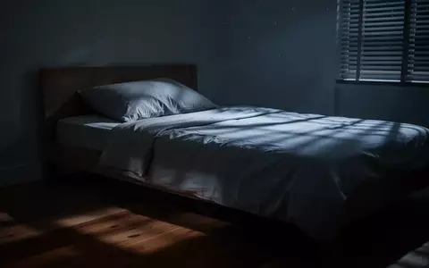 Ein unbesetztes Bett in einem schlafzimmer bei mondlicht, das eine ruhige und nachdenkliche atmosphäre ausstrahlt. - Foto: über boerse-global.de