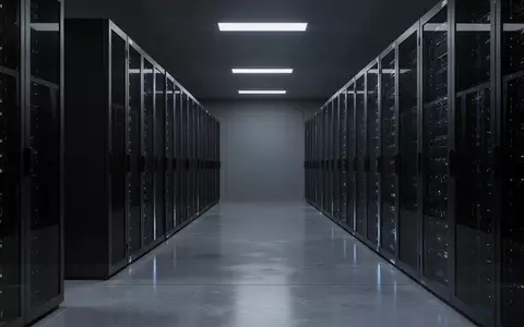 Ein minimalistischer, modern gestalteter Serverraum mit dunklen Server-Racks in einer ruhigen, professionellen Umgebung. - Foto: über boerse-global.de