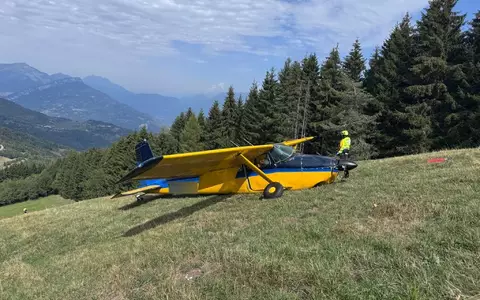 Das Kleinflugzeug prallte heftig auf abschüssiges Gelände. - Foto: -/Italienische Bergrettung/dpa