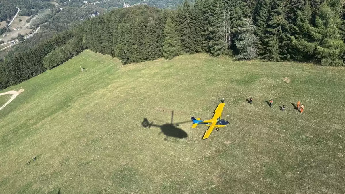Einsatzkräfte mussten die drei Insassen aus dem Flugzeug bergen und versorgen. - Bild: -/Italienische Bergrettung/dpa