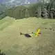 Einsatzkräfte mussten die drei Insassen aus dem Flugzeug bergen und versorgen. - Bild: -/Italienische Bergrettung/dpa