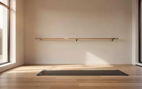 Ein heller Fitnessraum mit einer Turnstange an der Wand und einer Yogamatte auf einem hellen Holzboden. - Foto: über boerse-global.de