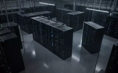 Reihen von Serverschränken in einem modernen Rechenzentrum mit dezenter blauer Beleuchtung. - Foto: über boerse-global.de