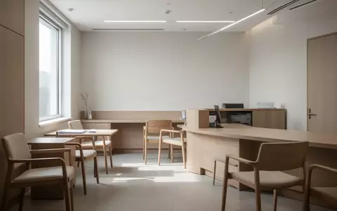 Leere, aufgeräumte Rezeption in einer modernen Arztpraxis mit hellem Tageslicht. - Foto: über boerse-global.de