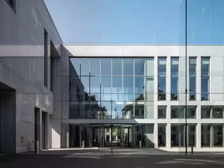 Moderne Büroarchitektur eines Schweizer Regierungsgebäudes in Bern bei klarem Tageslicht. - Foto: über boerse-global.de
