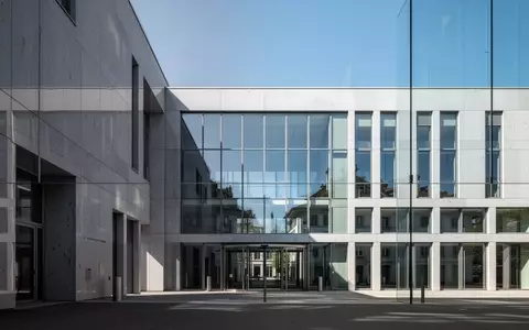 Moderne Büroarchitektur eines Schweizer Regierungsgebäudes in Bern bei klarem Tageslicht. - Foto: über boerse-global.de