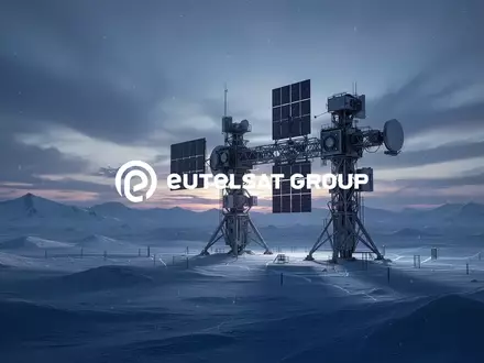 Ein hochmodernes Satelliten-Array vor einer arktischen Landschaft bei Dämmerung. - Foto: über boerse-global.de