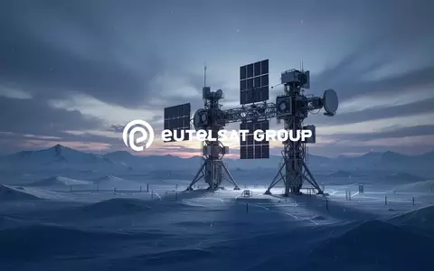 Ein hochmodernes Satelliten-Array vor einer arktischen Landschaft bei Dämmerung. - Foto: über boerse-global.de