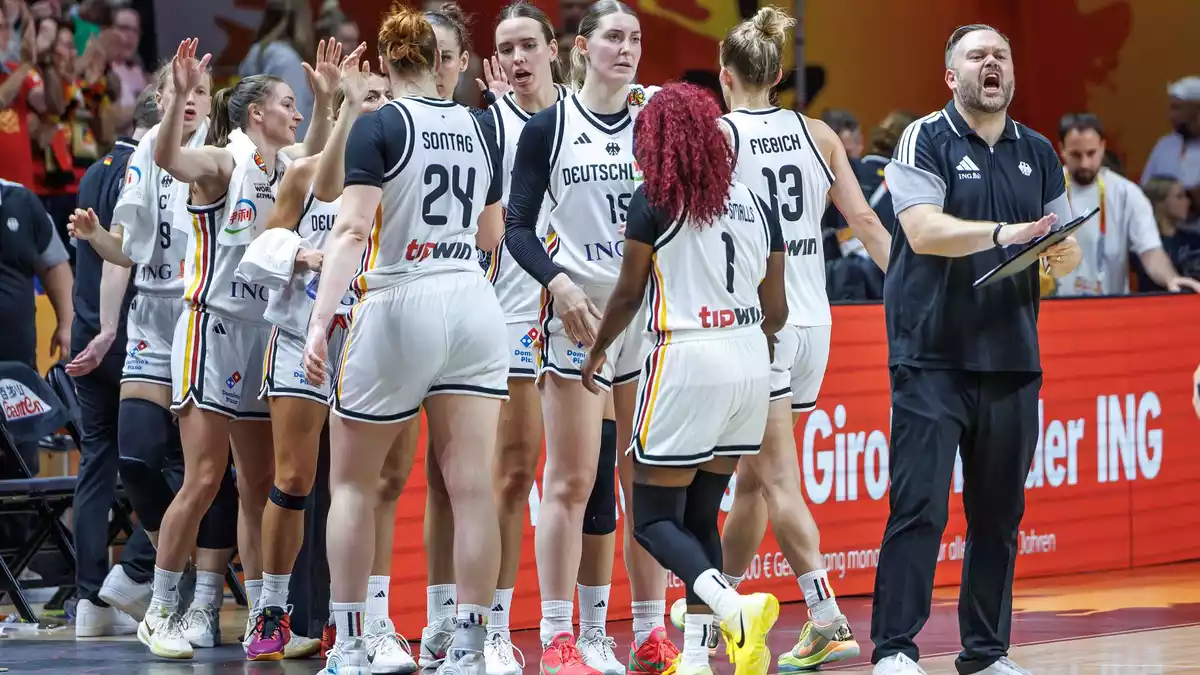 Deutschlands Basketballerinnen feiern den Einzug in die K.o.-Runde. - Bild: Andreas Gora/dpa