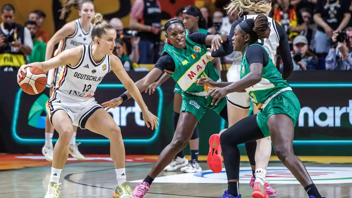 Leonie Fiebich und die deutschen Basketballerinnen stehen bei der Heim-WM in der Zwischenrunde. - Bild: Andreas Gora/dpa