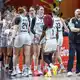 Deutschlands Basketballerinnen feiern den Einzug in die K.o.-Runde. - Bild: Andreas Gora/dpa