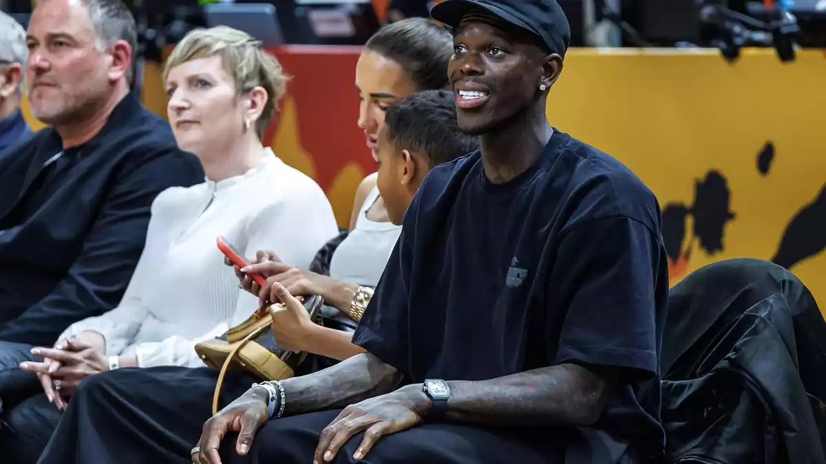 Dennis Schröder sah eine starke Leistung der deutschen Basketballerinnen. - Bild: Andreas Gora/dpa