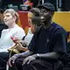 Basketball-Star Schröder mit Frau und Sohn in Reihe eins. - Bild: Andreas Gora/dpa