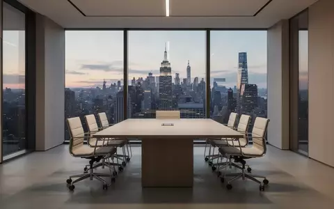 Moderner, minimalistischer Konferenztisch in einem Bürogebäude mit Blick auf eine nächtliche Skyline - Foto: über boerse-global.de