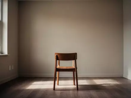 Ein leerer, minimalistischer Therapieraum mit einem einzelnen Stuhl vor einer neutralen Wand bei natürlichem Tageslicht. - Foto: über boerse-global.de