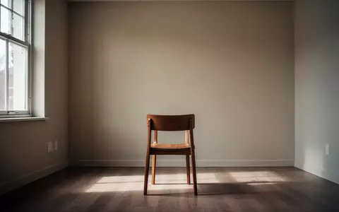 Ein leerer, minimalistischer Therapieraum mit einem einzelnen Stuhl vor einer neutralen Wand bei natürlichem Tageslicht. - Foto: über boerse-global.de