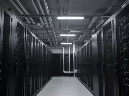 Eine moderne, minimalistische Serverumgebung mit geordneten Rack-Systemen und industrieller Beleuchtung. - Foto: über boerse-global.de