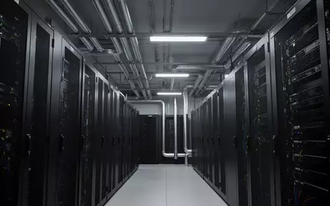 Eine moderne, minimalistische Serverumgebung mit geordneten Rack-Systemen und industrieller Beleuchtung. - Foto: über boerse-global.de