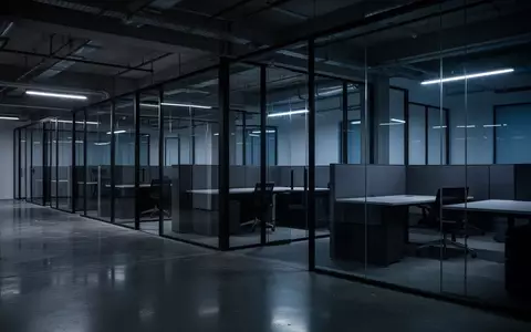 Ein nächtliches, unbesetztes Großraumbüro mit modernen Glaswänden und polierten Bodenflächen in einer sterilen Atmosphäre. - Foto: über boerse-global.de