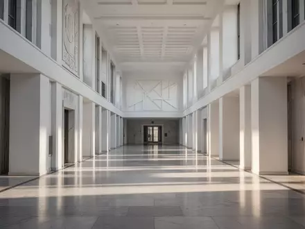 Ein heller, minimalistischer Flur in einem modernen Verwaltungsgebäude mit klaren architektonischen Linien und Tageslicht. - Foto: über boerse-global.de