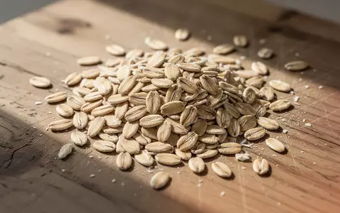 Nahaufnahme von rohen Bio-Haferkörnern auf einem rustikalen Holztisch bei natürlichem Licht. - Foto: über boerse-global.de