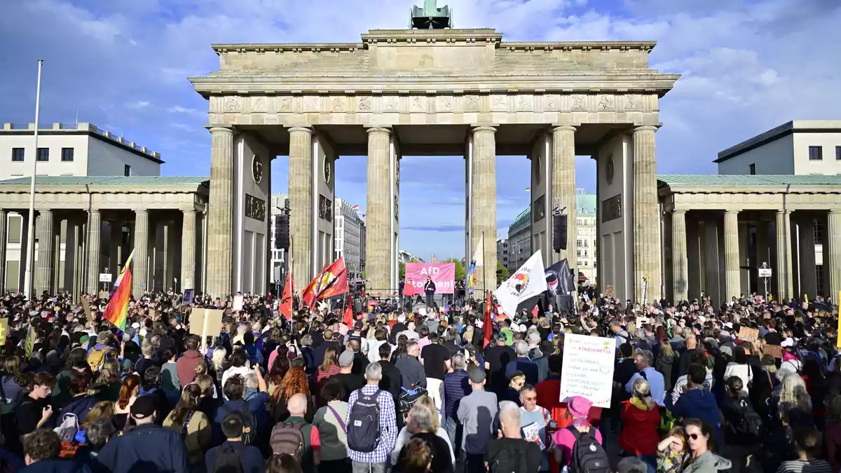 Am Montag demonstrierten in Berlin Menschen gegen die AfD. - Bild: Fabian Sommer/dpa
