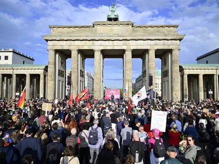Am Montag demonstrierten in Berlin Menschen gegen die AfD. - Foto: Fabian Sommer/dpa