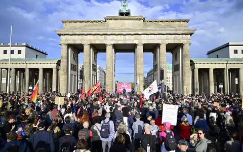 Am Montag demonstrierten in Berlin Menschen gegen die AfD. - Foto: Fabian Sommer/dpa