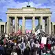 Am Montag demonstrierten in Berlin Menschen gegen die AfD. - Bild: Fabian Sommer/dpa