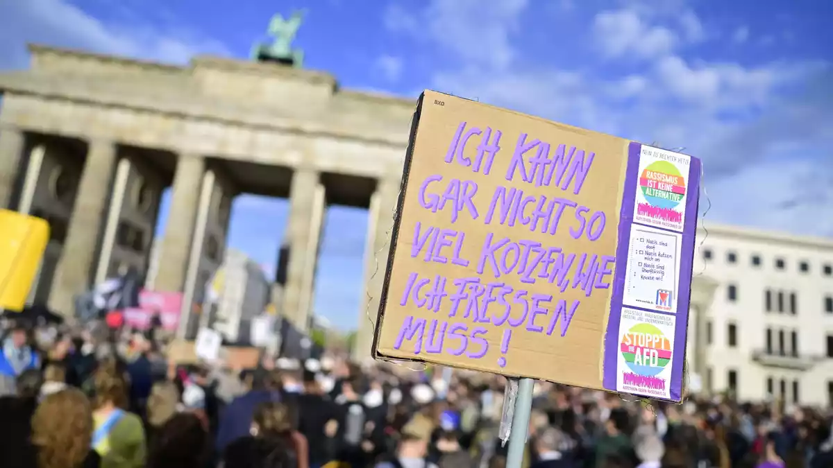 Campact und Fridays for Future hatten zu der Kundgebung am Brandenburger Tor aufgerufen. - Bild: Fabian Sommer/dpa