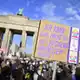 Campact und Fridays for Future hatten zu der Kundgebung am Brandenburger Tor aufgerufen. - Bild: Fabian Sommer/dpa