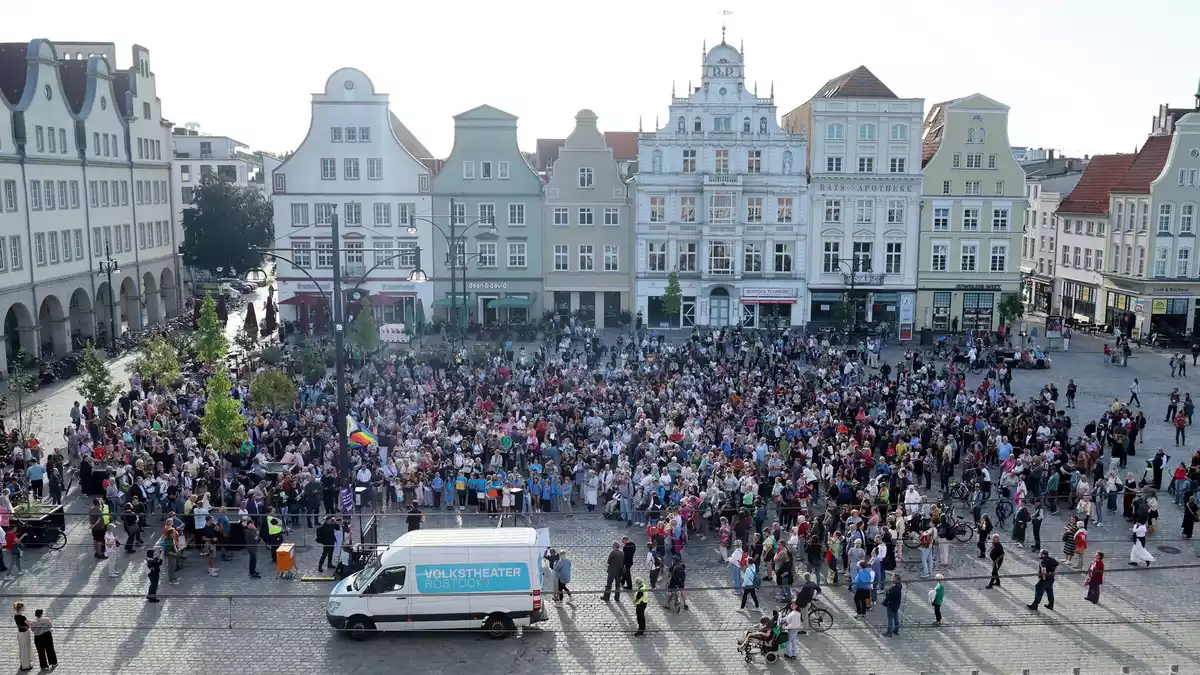 In Rostock sagen mehr als 500 Menschen für Vielfalt, Zusammenhalt und Kunstfreiheit.  - Bild: Bernd Wüstneck/dpa