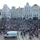 In Rostock sagen mehr als 500 Menschen für Vielfalt, Zusammenhalt und Kunstfreiheit.  - Bild: Bernd Wüstneck/dpa