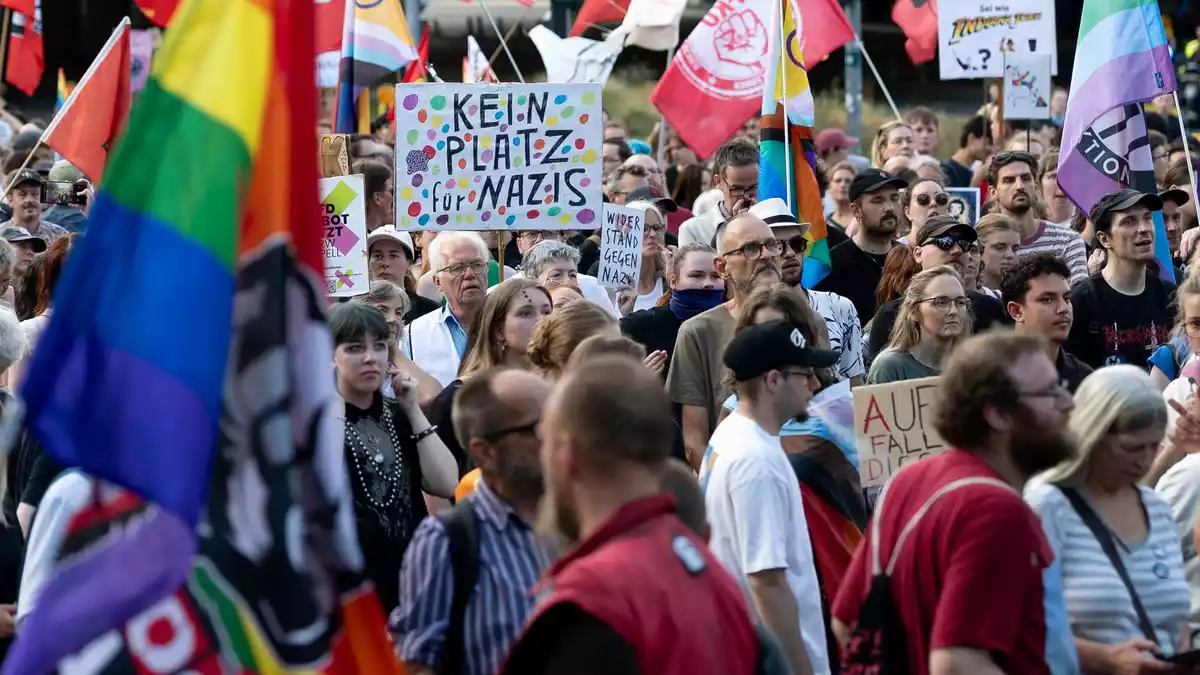 In Essen protestierten mehr als 1.000 Menschen gegen die AfD. - Bild: Fabian Strauch/dpa