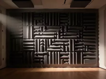 Ein schalltoter Raum mit geometrischen Dämmplatten an der Wand zur akustischen Optimierung. - Foto: über boerse-global.de