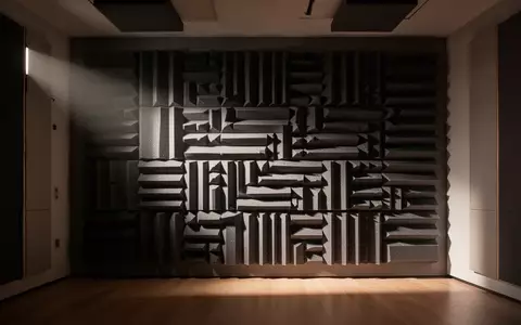 Ein schalltoter Raum mit geometrischen Dämmplatten an der Wand zur akustischen Optimierung. - Foto: über boerse-global.de