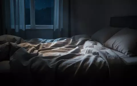 Ein ungemachtes Bett in einem ruhig beleuchteten Schlafzimmer während der Nacht, das eine Atmosphäre der Stille vermittelt. - Foto: über boerse-global.de