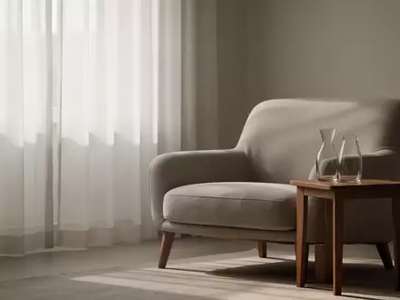 Ein minimalistisch eingerichtetes Wohnzimmer mit hellem Tageslicht und einem leeren Beistelltisch in ruhiger Atmosphäre. - Foto: über boerse-global.de