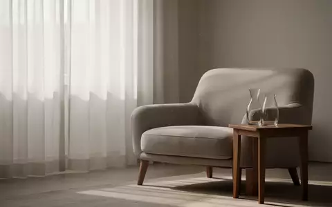 Ein minimalistisch eingerichtetes Wohnzimmer mit hellem Tageslicht und einem leeren Beistelltisch in ruhiger Atmosphäre. - Foto: über boerse-global.de