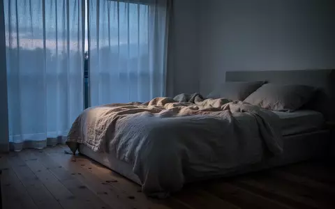 Ein minimalistisch eingerichtetes Schlafzimmer in ruhigem Licht mit neutraler Bettwäsche und natürlicher Atmosphäre. - Foto: über boerse-global.de