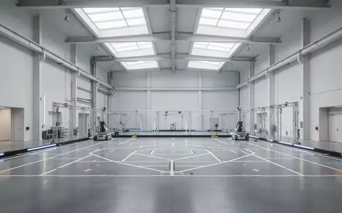 Eine moderne, minimalistische Industrie-Forschungshalle mit hohen Decken und polierten Betonböden in einer leeren Testarena. - Foto: über boerse-global.de